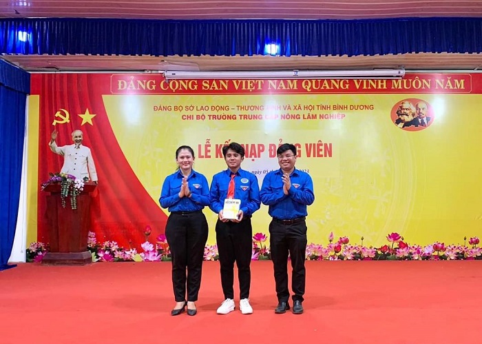 Học sinh Nguyễn Hữu Nghĩa được vinh dự trở thành đảng viên Đảng Cộng sản Việt Nam